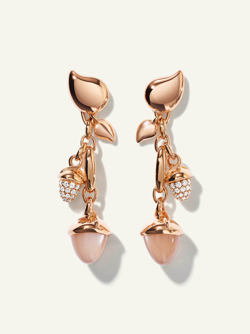 MIKADO Dangling 2 Acorn Ohrringe in 'Camel' mit Diamond Pavé