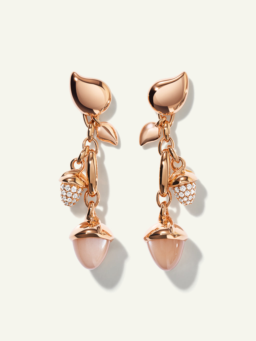 MIKADO Dangling 2 Acorn Ohrringe in 'Camel' mit Diamond Pavé