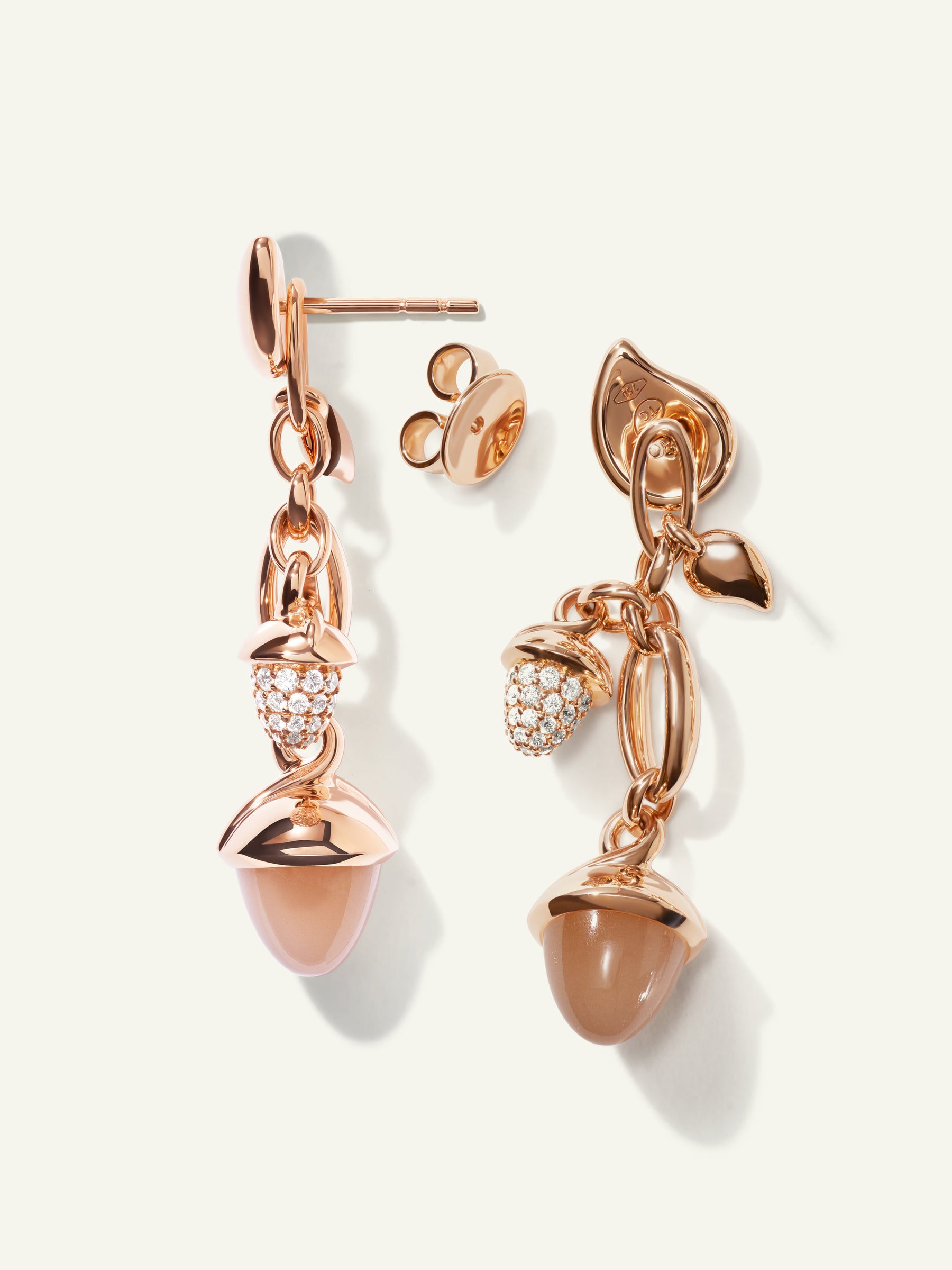 MIKADO Dangling 2 Acorn Ohrringe in 'Camel' mit Diamond Pavé
