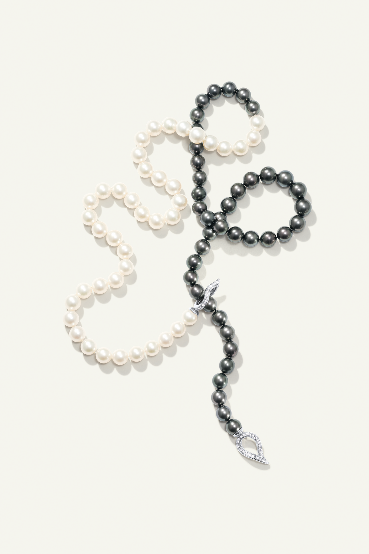 N-Tah-SSP-82-p-wg | Necklace Round Pearls black and white in 18K White Gold