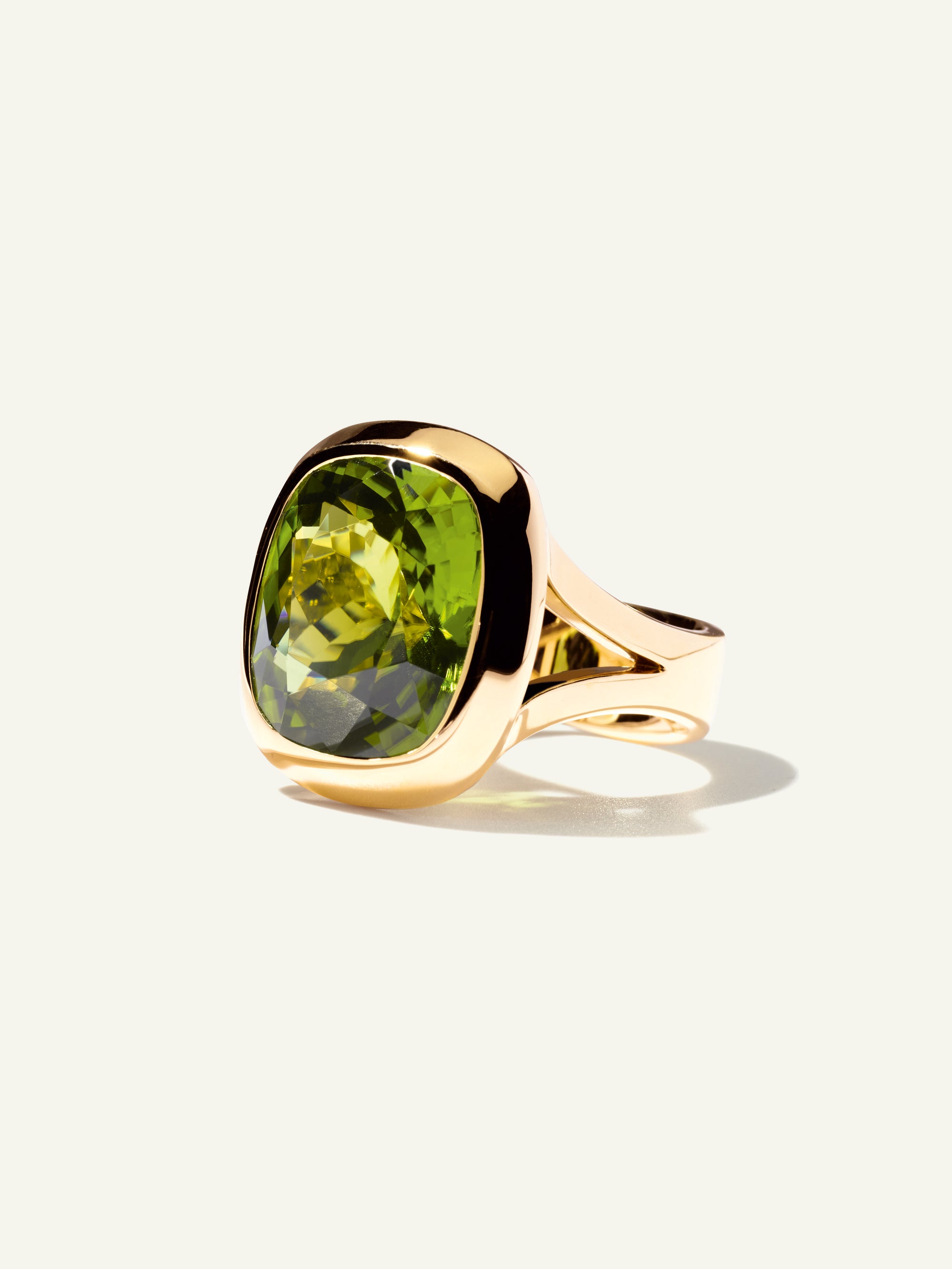 CUSHION Ring mit Peridot