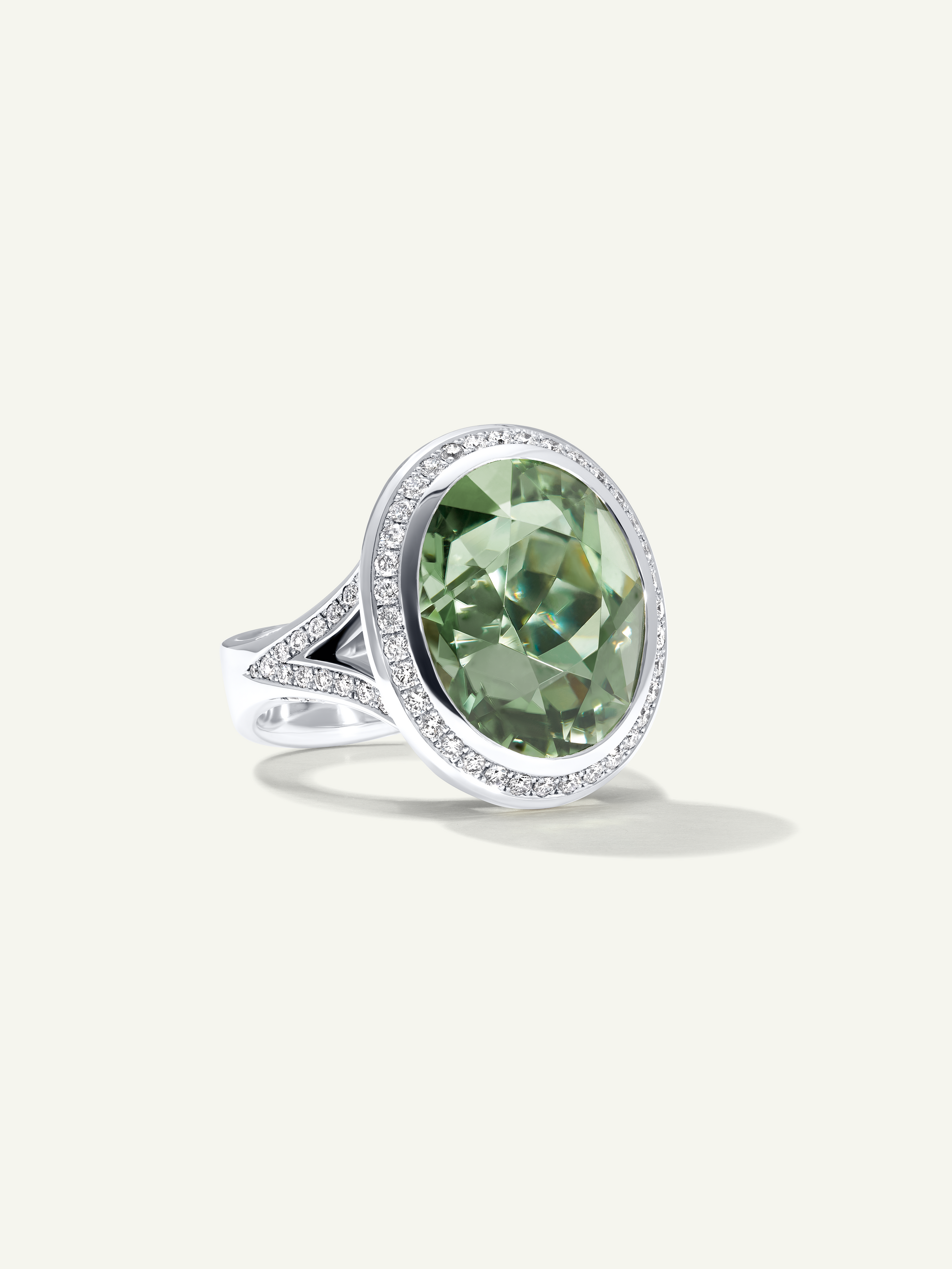 CUSHION Ring mit Grünem Turmalin und Diamant Pavé